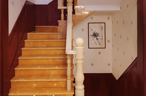 凤城中式别墅室内汉白玉石楼梯的定制安装装饰效果
